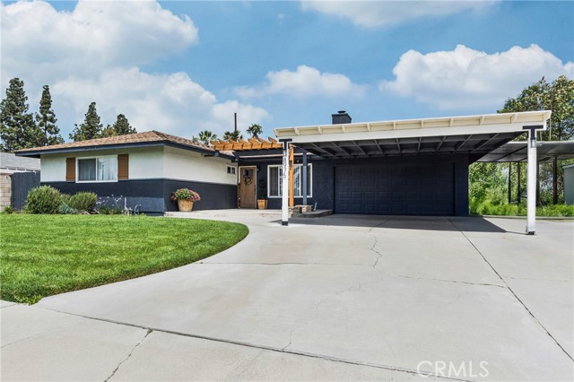 8975 Driftwood Dr, Riverside CA: https://media.crmls.org/medias/e8d28be7-483c-48af-8222-73f721b5aa42.jpg