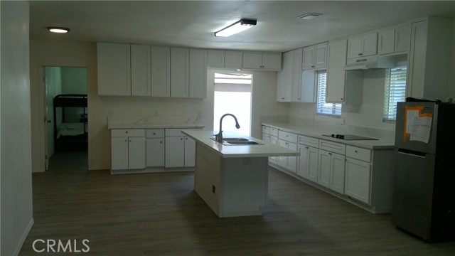 2420 Maine Avenue, Long Beach CA: https://media.crmls.org/medias/e8d2bb47-6ee3-4f16-b2d3-34a43e88a8b2.jpg