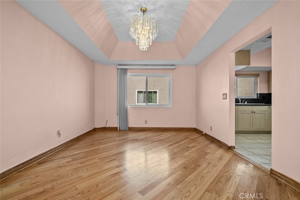https://media.crmls.org/medias/e8d2cb81-f94d-4403-bb5c-28eb9d38ab6e.jpg?preset=X-Large