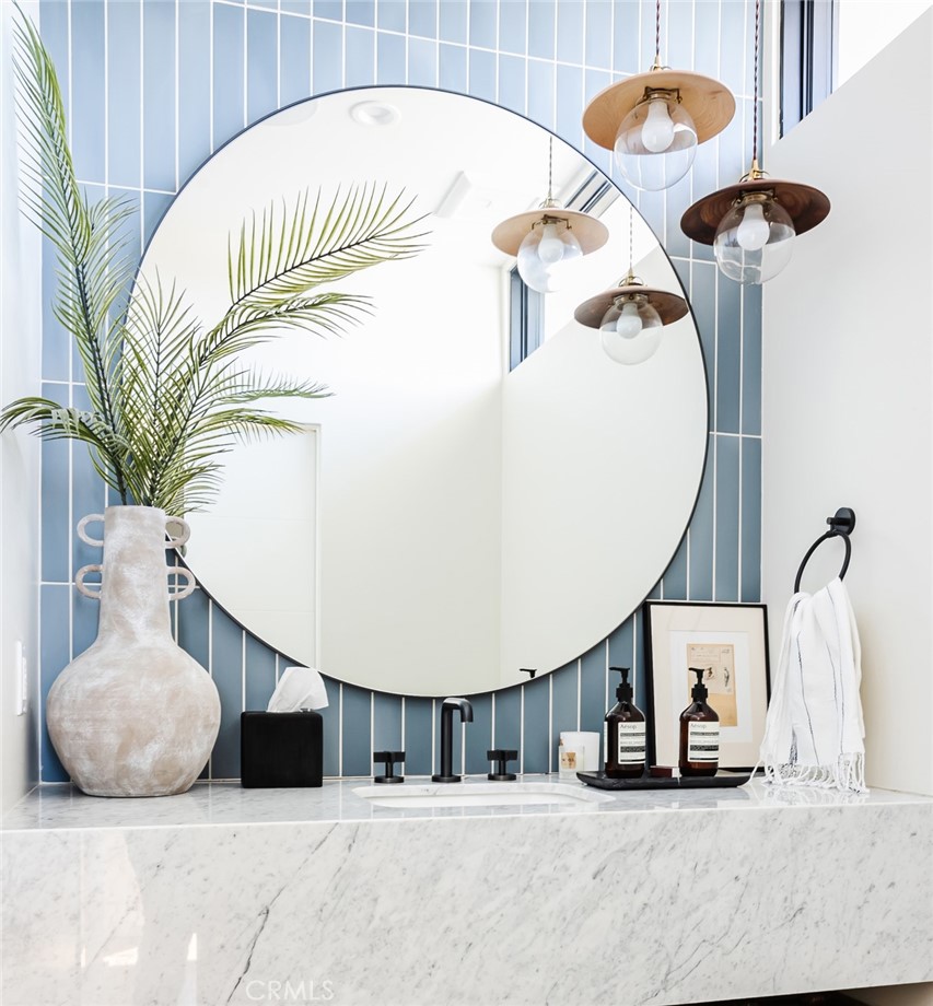 https://media.crmls.org/medias/e8d40427-02ae-44e0-ae5a-282acc77a563.jpg?preset=X-Large