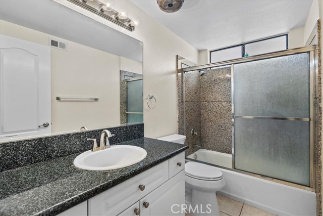 Detail Gallery Image 12 of 19 For 14247 Riverside Dr #104,  Sherman Oaks,  CA 91423 - 2 Beds | 2 Baths