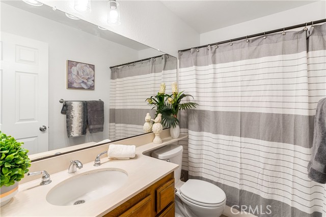 Hall bathroom with tub/shower combo. Newer light fixtures.