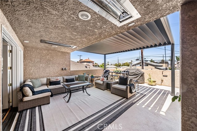 708 Main Street, Huntington Beach CA: https://media.crmls.org/medias/e8d9027f-ca79-4bcc-9fcd-3cd0e1233585.jpg