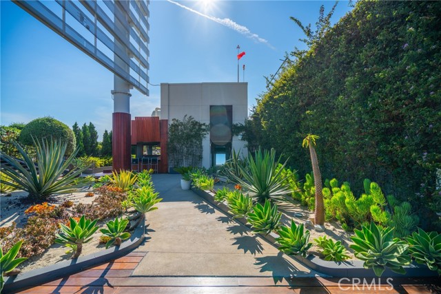 6250 Hollywood Boulevard, Los Angeles CA: https://media.crmls.org/medias/e8d9ac6d-9600-48eb-9549-182c3d45267d.jpg