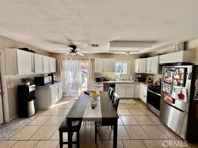 Detail Gallery Image 2 of 7 For 14737 Yucca, Hesperia,  CA 92345 - 2 Beds | 1 Baths