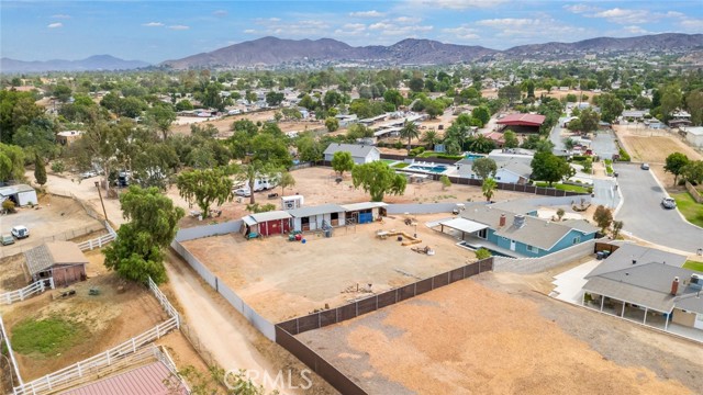 3202 Half Circle Road, Norco CA: https://media.crmls.org/medias/e8dc2284-eeb3-4623-a02f-6a1107f4df57.jpg