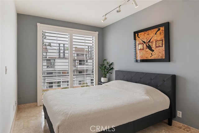13331 Moorpark Street, Sherman Oaks CA: https://media.crmls.org/medias/e8dc48ad-2073-49c2-aa77-0f8d35eb0943.jpg