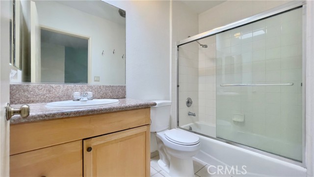 Detail Gallery Image 12 of 21 For 2911 4th St #116,  Santa Monica,  CA 90405 - 3 Beds | 2/1 Baths