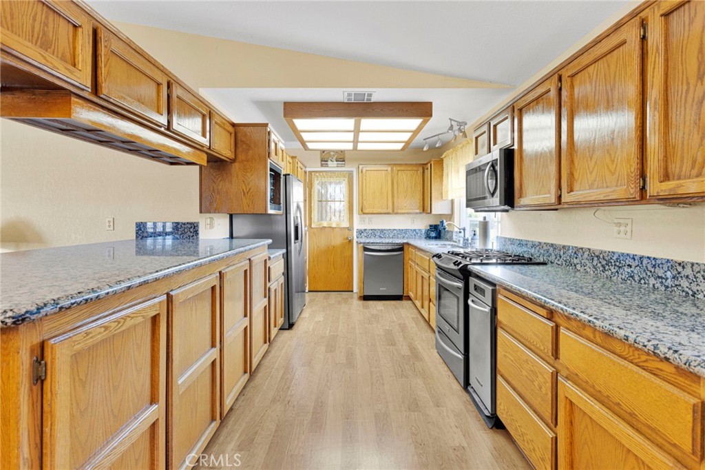 https://media.crmls.org/medias/e8dd4edb-b509-4a61-998c-684d1ad0f7c5.jpg?preset=X-Large