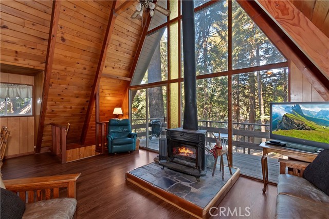 Detail Gallery Image 2 of 34 For 31470 Cedarwood Dr, Running Springs,  CA 92382 - 2 Beds | 1 Baths