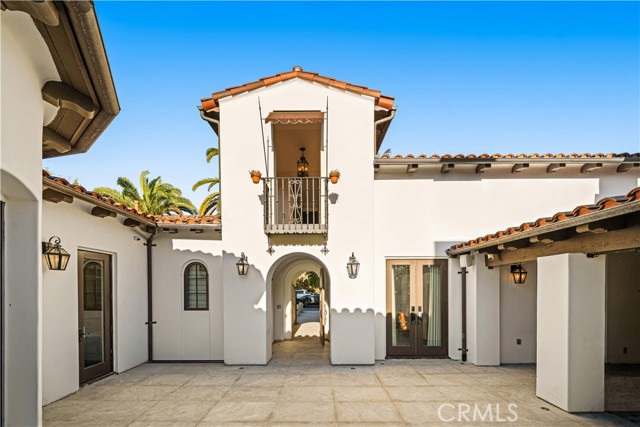 24 Scenic Bluff, Newport Coast CA: https://media.crmls.org/medias/e8decc63-0190-4bf9-ac59-ccaa1b0200f1.jpg