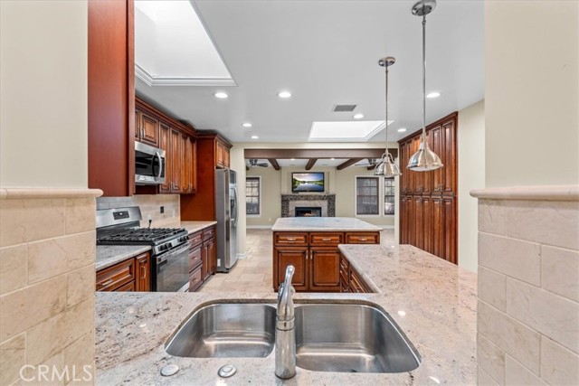 Detail Gallery Image 11 of 31 For 8471 Bedford Motor, Corona,  CA 92883 - 4 Beds | 4 Baths