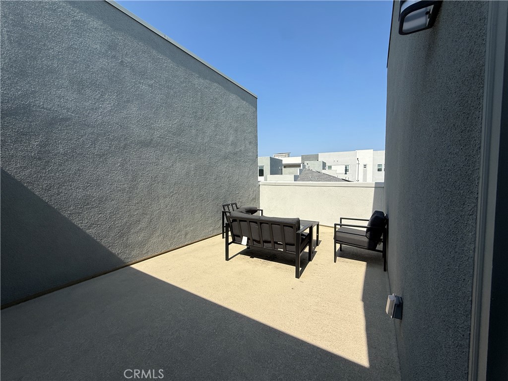 https://media.crmls.org/medias/e8e1ead5-3727-4544-8f98-4ce08b2309d4.jpg?preset=X-Large