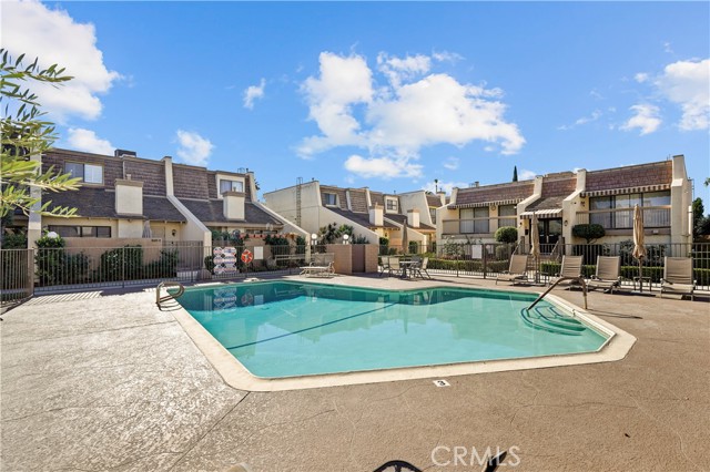 Detail Gallery Image 25 of 28 For 18409 Collins Street #D,  Tarzana,  CA 91356 - 2 Beds | 2/1 Baths