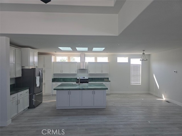 21500 Lassen, Chatsworth CA: https://media.crmls.org/medias/e8e2dd4e-5c13-41aa-9d88-ae7f36addfbc.jpg