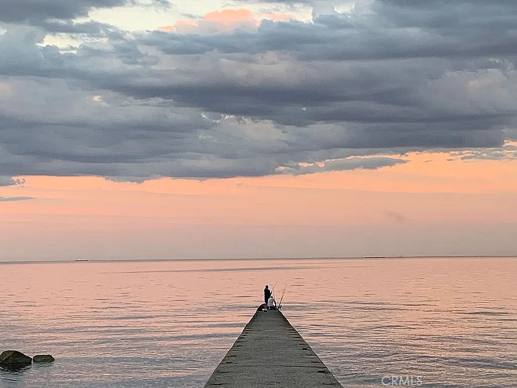 https://media.crmls.org/medias/e8e3c04b-da18-4490-8e8f-924d326ac9dd.jpg?preset=X-Large