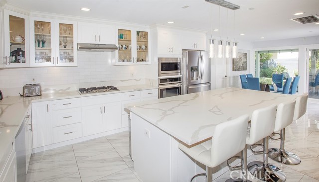 6051 Summerdale Drive, Huntington Beach CA: https://media.crmls.org/medias/e8e42e95-2003-4aa7-b652-41102b68c299.jpg