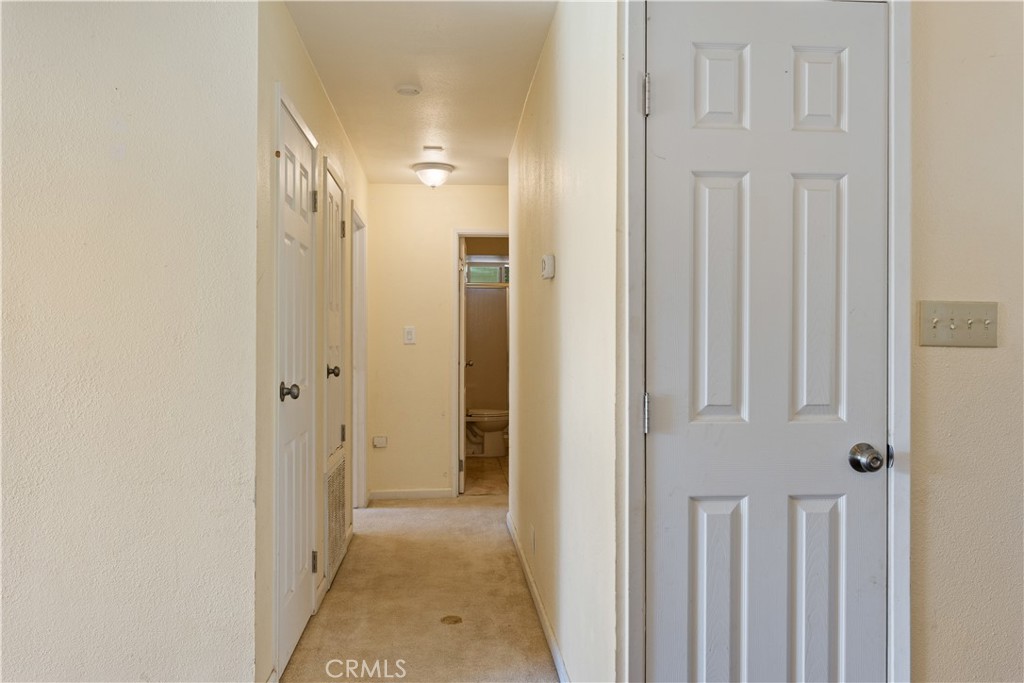 https://media.crmls.org/medias/e8e609ab-f64c-4a36-8309-fd45683c2bdc.jpg?preset=X-Large