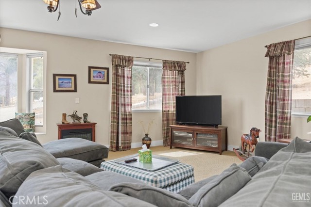 21564 Pine Tree Road, Caliente CA: https://media.crmls.org/medias/e8e77e19-c333-4071-8045-a31c02233eaf.jpg