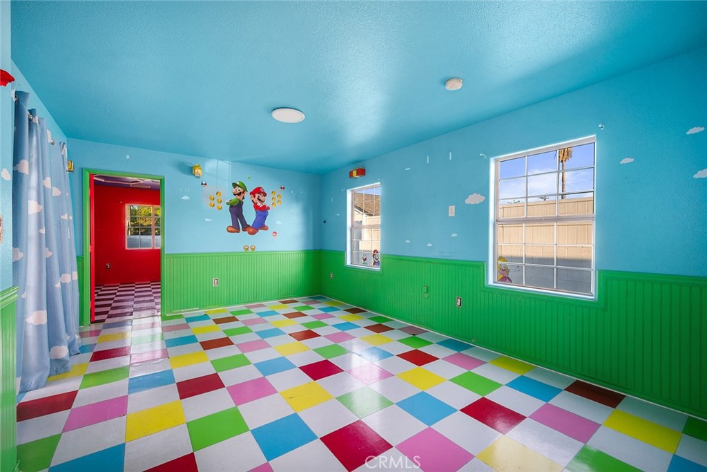 https://media.crmls.org/medias/e8e8032d-841f-404c-bd37-49249cb37d78.jpg?preset=X-Large