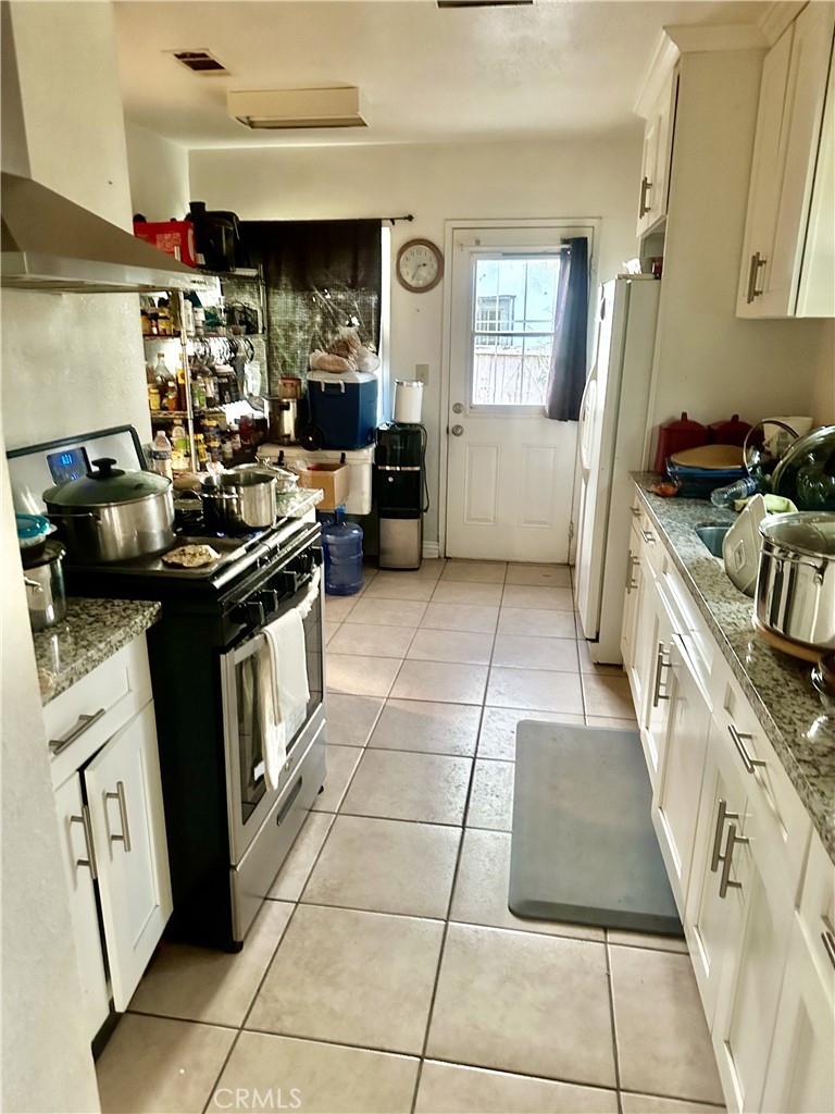 https://media.crmls.org/medias/e8e8b821-cc07-48b4-b289-e8c68d36995e.jpg?preset=X-Large