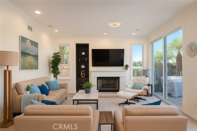 6471 Morningside Drive, Huntington Beach CA: https://media.crmls.org/medias/e8eb7282-6657-483c-a4bc-4b74db564e72.jpg