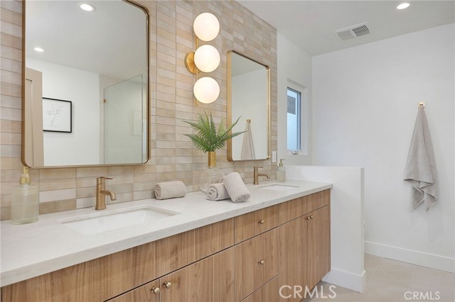 23616 Mariano Street, Woodland Hills CA: https://media.crmls.org/medias/e8eeb690-a98e-456d-b778-490e7ca49a9c.jpg