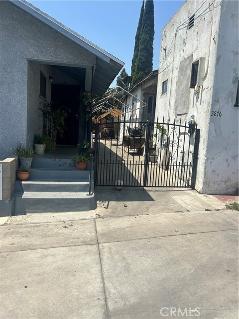 3878 E 1st Street, Los Angeles CA: https://media.crmls.org/medias/e8f28326-9697-405d-a0e4-7e99aae9796b.jpg