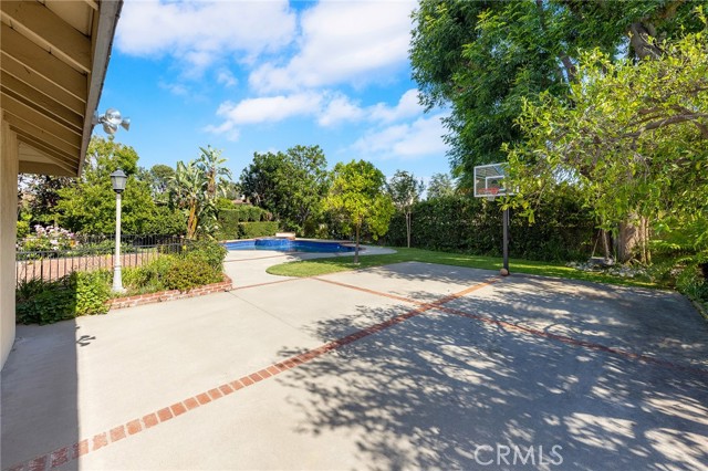 300 W Wistaria Avenue, Arcadia CA: https://media.crmls.org/medias/e8f2e876-a375-4101-899b-df9421005785.jpg