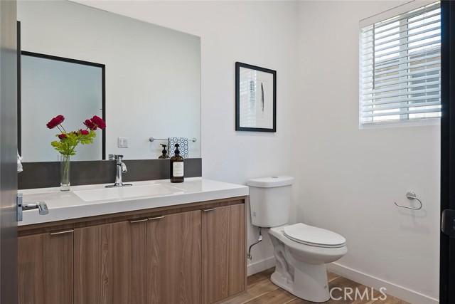 Detail Gallery Image 14 of 18 For 13536 Vanowen Street #4,  Valley Glen,  CA 91405 - 3 Beds | 2/1 Baths