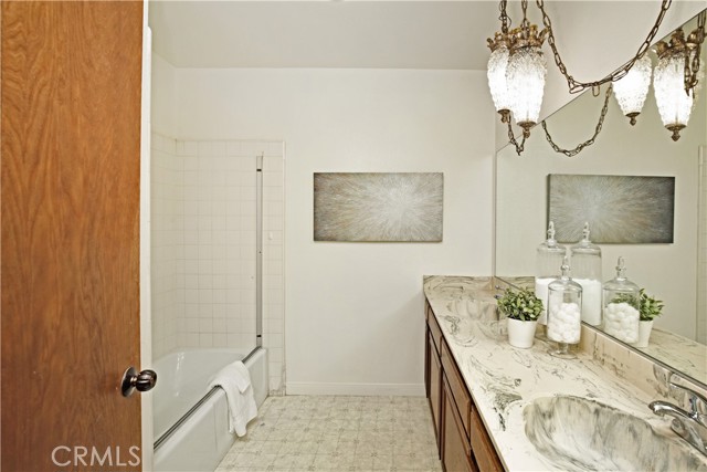 Detail Gallery Image 13 of 37 For 10420 Downey Ave #101,  Downey,  CA 90241 - 2 Beds | 2 Baths