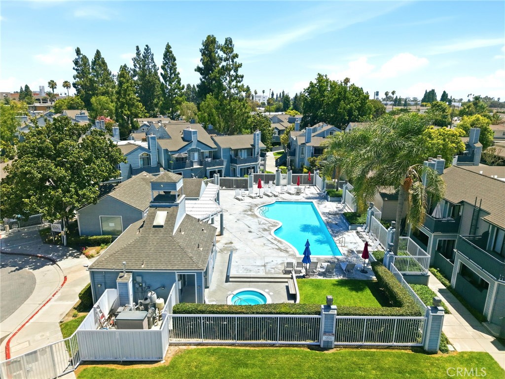https://media.crmls.org/medias/e8f4a11d-927c-4229-b6f8-5ff65df3637e.jpg?preset=X-Large