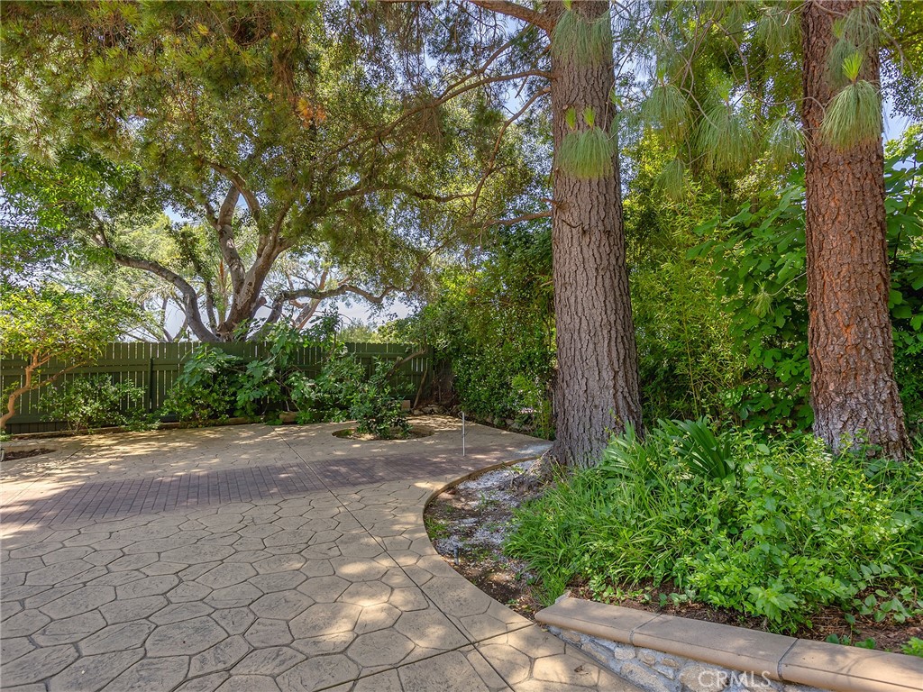 https://media.crmls.org/medias/e8f7520c-ac9f-4799-a3b5-86ea62f0b33b.jpg?preset=X-Large