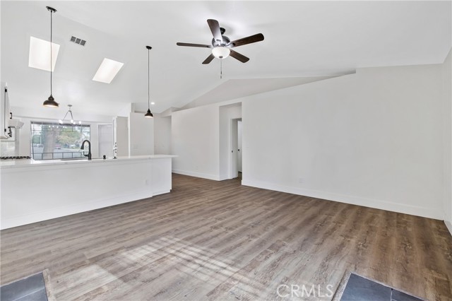 1967 N Ventura Avenue, Farmersville CA: https://media.crmls.org/medias/e8f8a123-cb6c-406d-ae38-c2035762a8ad.jpg