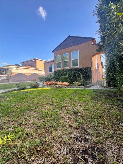 806 E 91st, Los Angeles CA: https://media.crmls.org/medias/e8fbf96f-ba1d-4d32-9c99-fc7877c10340.jpg