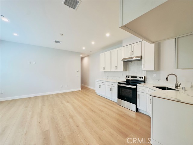 17522 1/2 Lemay Street, Lake Balboa CA: https://media.crmls.org/medias/e8fc2db2-f34e-434a-ad53-8d1e28086920.jpg