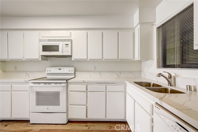 Detail Gallery Image 14 of 46 For 1900 Vine St #102,  Los Angeles,  CA 90068 - 2 Beds | 2 Baths