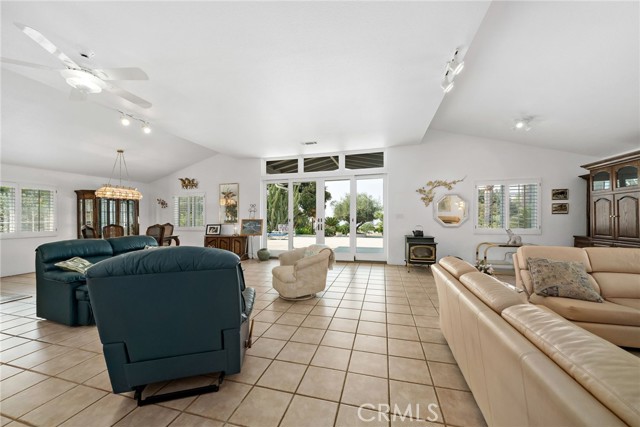 40555 Benji Lane, Hemet CA: https://media.crmls.org/medias/e8fd2c78-ba7f-4ece-909b-d250ace08e17.jpg