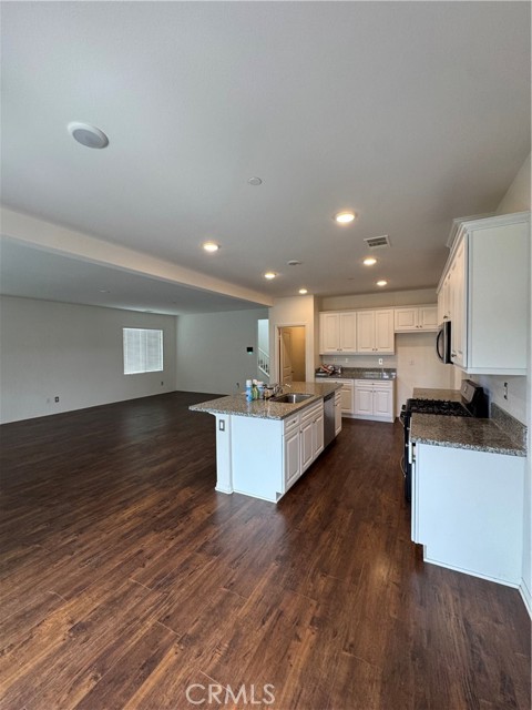 Detail Gallery Image 8 of 14 For 11016 Clear Lake Ln, Corona,  CA 91752 - 4 Beds | 3 Baths