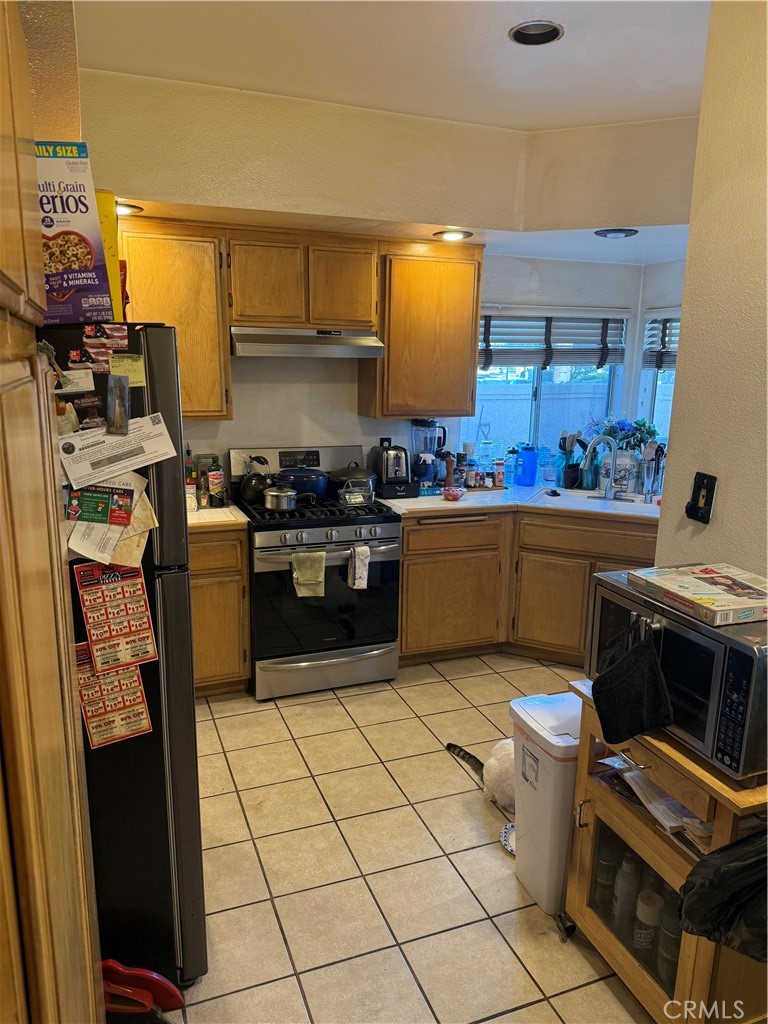https://media.crmls.org/medias/e8fe7e81-c37a-4d69-807c-573fcae6eebf.jpg?preset=X-Large