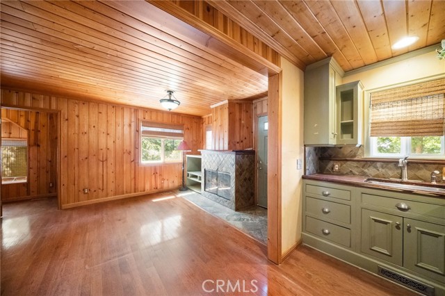 Detail Gallery Image 12 of 28 For 746 W Victoria Ct, Lake Arrowhead,  CA 92352 - 2 Beds | 2 Baths