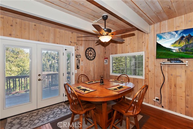 28621 Shenandoah Drive, Lake Arrowhead CA: https://media.crmls.org/medias/e904cbfc-3425-44e6-a1c5-2cc6ec3e1229.jpg