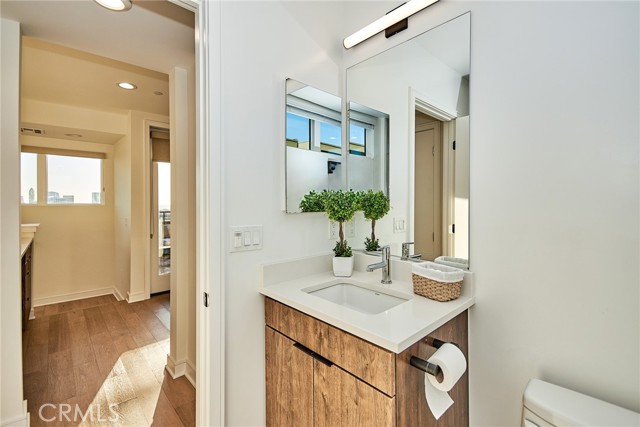 1050 N Joels Place, Los Angeles CA: https://media.crmls.org/medias/e9081ebb-1844-47d9-9e63-d7680b73591f.jpg