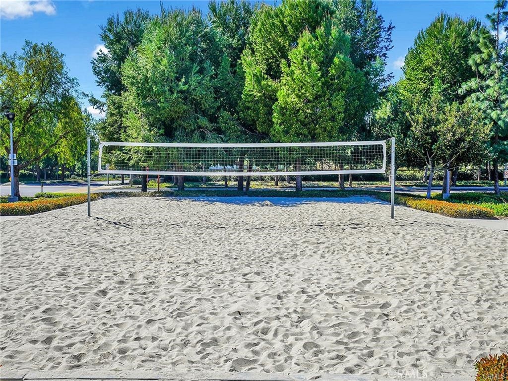 https://media.crmls.org/medias/e9095bfd-fe04-4071-bcee-52e1f3366883.jpg?preset=X-Large