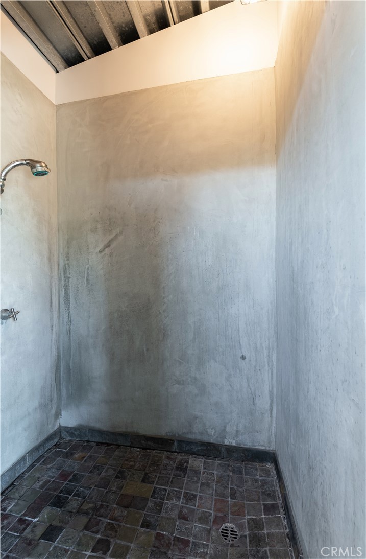 https://media.crmls.org/medias/e90dad61-d0ed-4ca8-8cd2-3e336e6ae1dd.jpg?preset=X-Large