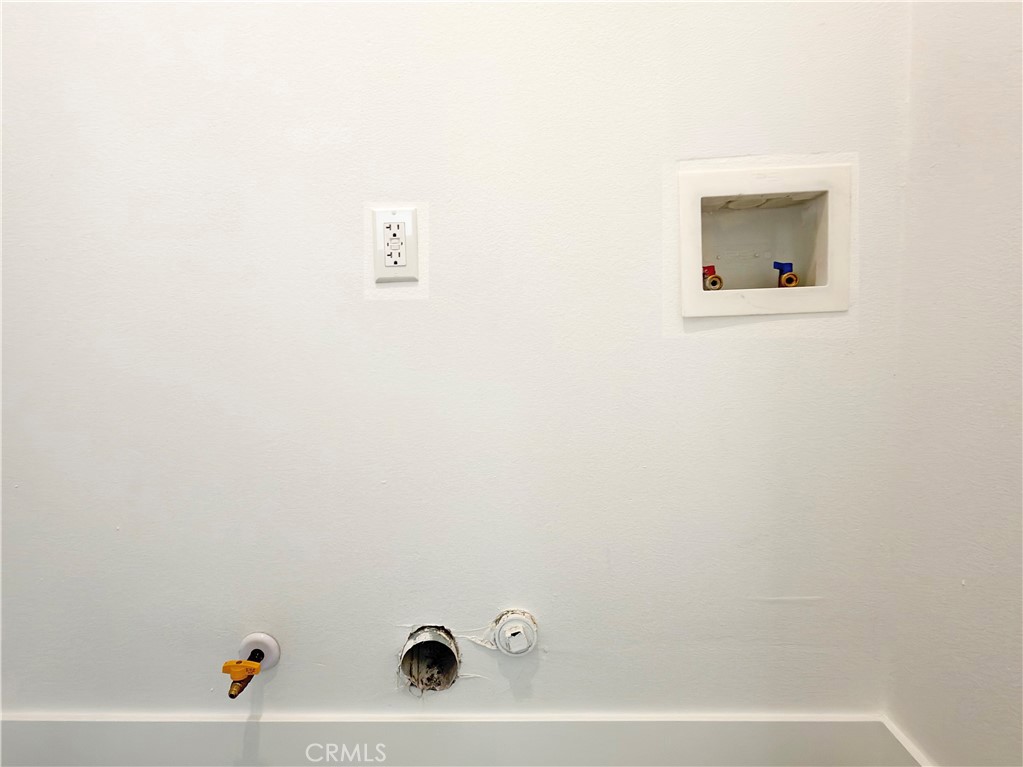 https://media.crmls.org/medias/e910db3b-0b48-4fb8-9d89-930e29e38946.jpg?preset=X-Large