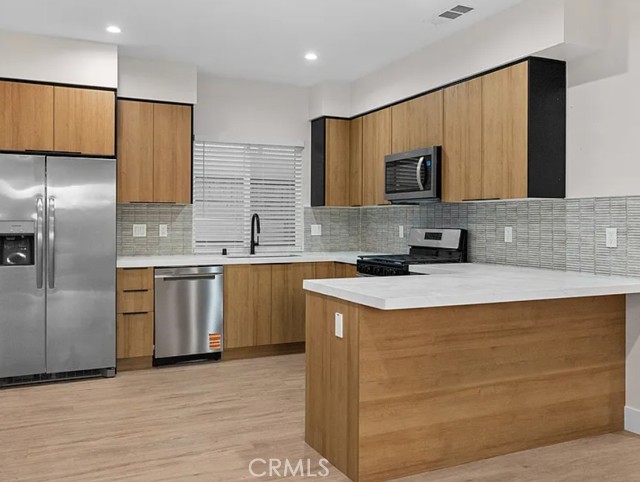 Detail Gallery Image 3 of 13 For 7840 Claybeck, Sun Valley,  CA 91352 - 2 Beds | 2 Baths