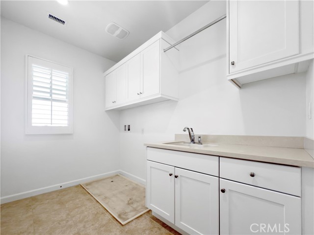 Detail Gallery Image 12 of 19 For 19402 Snowdon Ln, Huntington Beach,  CA 92646 - 4 Beds | 3 Baths