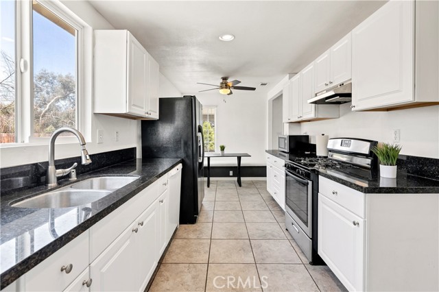 412 South Santa Fe Street, Hemet CA: https://media.crmls.org/medias/e9143c6b-ebf6-4c35-aad2-f5dc86e97c71.jpg