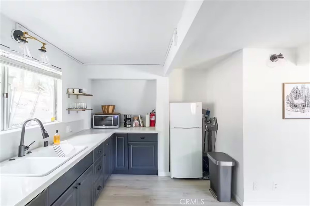 https://media.crmls.org/medias/e916baa5-6ecc-40ab-a519-bc3780fd07ac.jpg?preset=X-Large